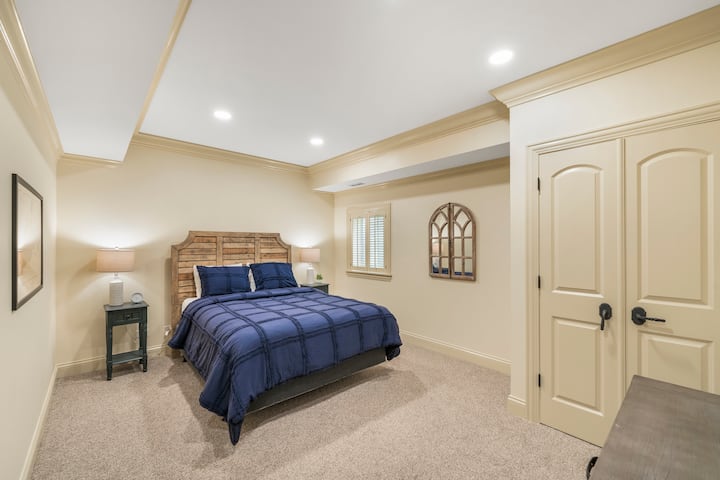 Spavaća soba na donjoj etaži ima stropove od 9 stopa, radni stol, veliki prozor za izlazak i TV od 42 inča