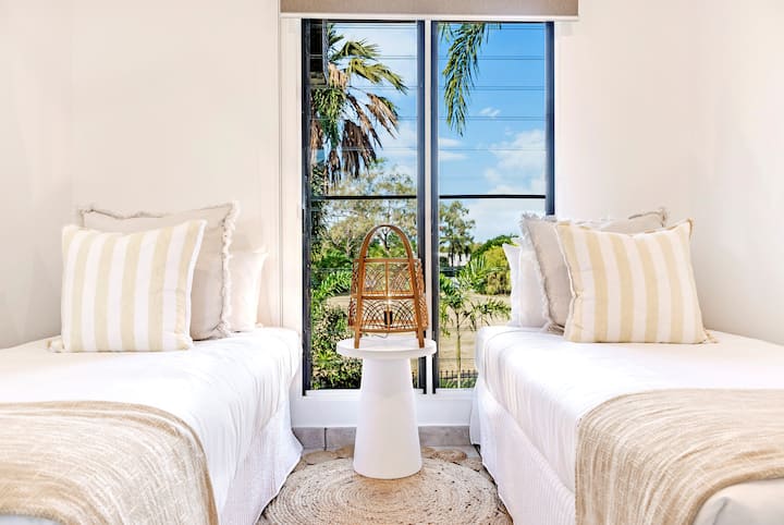 בחדר השינה השלישי יש מיטות יחיד תואמות, מושלם לילדים. מהחלונות הארוכים יש נוף שליו לפארקים שמסביב. 
