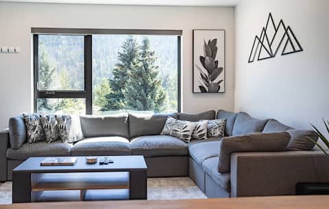 Top Airbnb: Stoked Penthouse- Panoramic views, private hot tub in Revelstoke