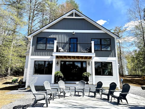 Peaceful Waterfront Farmhouse on the Hudson River