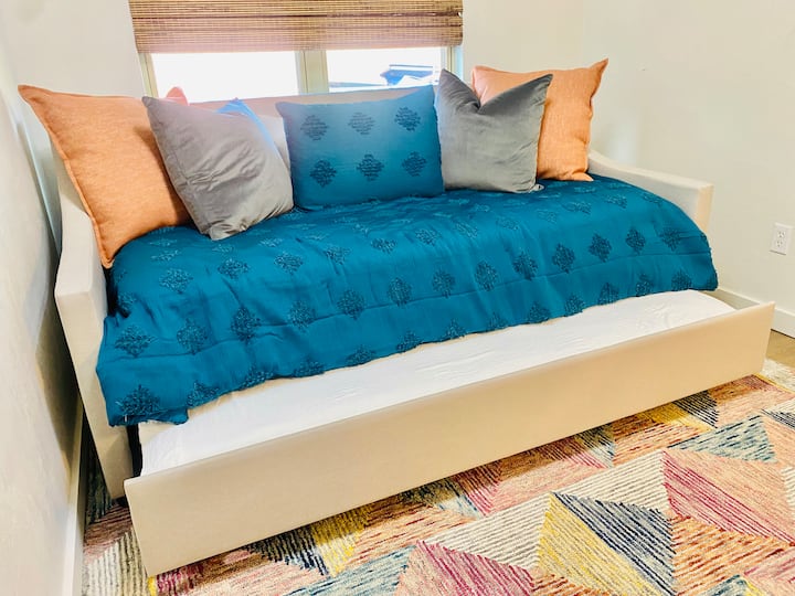 ห้องพักพร้อมเตียงแฝดและเตียงแฝด  เฟอร์นิเจอร์และที่นอนใหม่ทั้งหมด