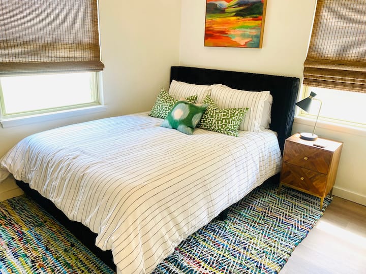 ห้องนอนผู้เข้าพักที่มีสีสันและสนุกสนานพร้อมเตียงขนาดควีนไซส์ฟูกนอนและเฟอร์นิเจอร์ใหม่ทั้งหมด