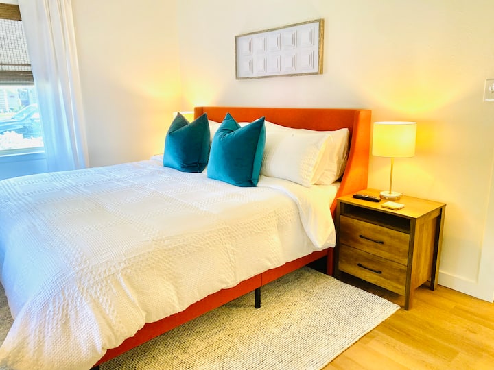 ฟูกนอนและเฟอร์นิเจอร์ใหม่ล่าสุดในห้องนอนใหญ่นี้เตียงคิงไซส์