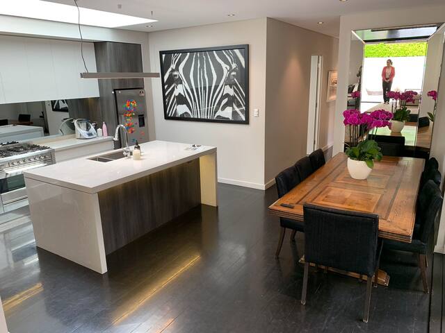 Spacious 4BR Lane Cove Retreat gallery image 5