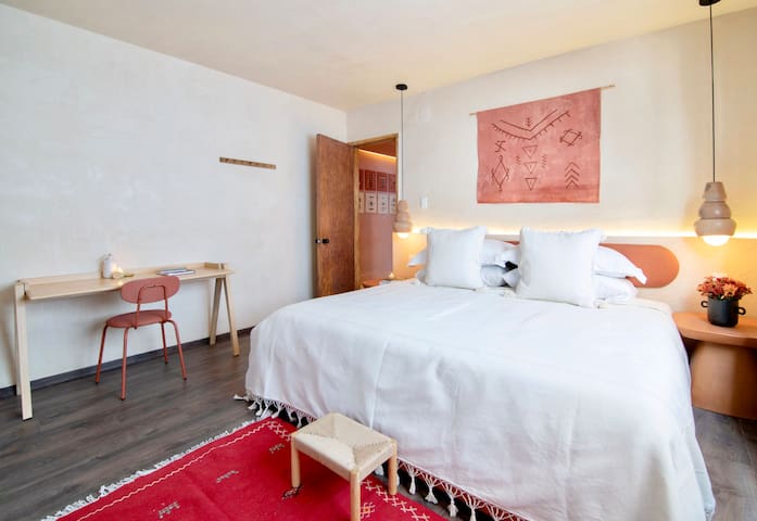 Duplex, 2 joint houses. 10Br, 7.5 bath, 22 guest gallery image 3