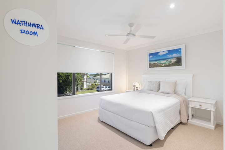 Спалнята Wathumbra разполага с двойно легло, огромни прозорци, нощни шкафчета и място за съхранение. Леглото е с меко бяло спално бельо и възглавници за уютна нощна почивка.
