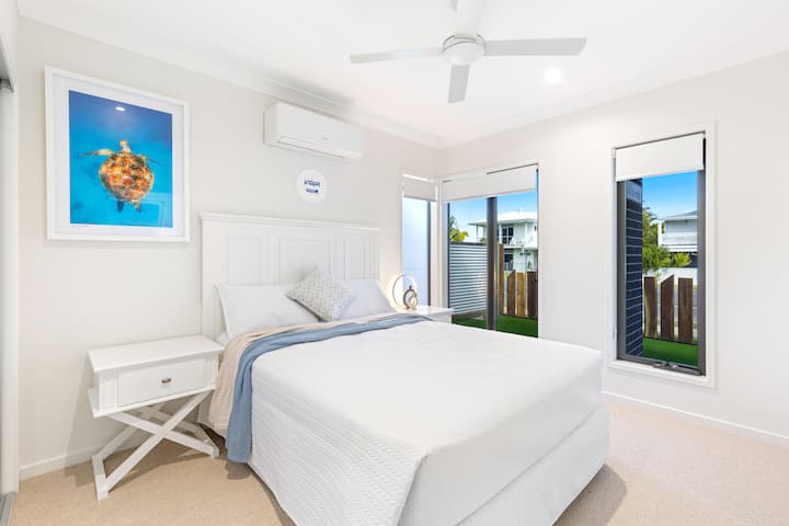 Спалнята Kgari има гардеробно пространство, дълги прозорци, които се отварят към предната част на къщата, и красиви странични маси с лампа. Ярко белите стени, мебелите и спалното бельо правят помещението спокойно и спокойно. 
