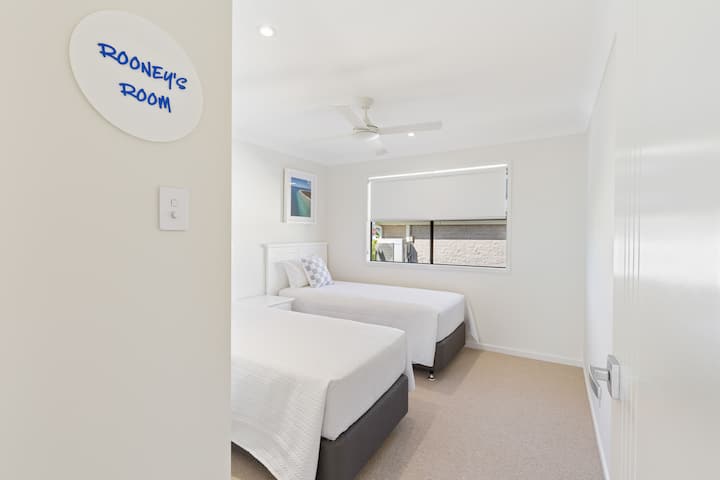 Единичната спалня с двойно легло king size на име „Стаята на Руни“ е идеална за деца. С мек и тих килим под краката, крайбрежно стенно изкуство и сенчести ролетни щори, стаята е спокойно убежище. 
