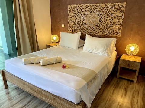Cosy Lodge Papeete with pool.