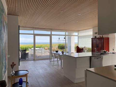 House with the sea as a neighbor