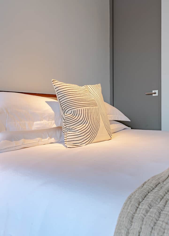 Chumba cha kulala N. 2 - Ghorofa ya 2
Kitanda 2 cha Malkia 
Aina 2 za Starehe za Mito 
Televisheni - Baridi / Moto
 Closet 
Complete Bathroom 

Recamera Number 2- 2do Floor 
Vitanda 2 vya Malkia
Aina 2 za Mito 
Televisheni - Kiyoyozi Baridi - Joto
Bafu Kamili la Chumba cha Kuvaa