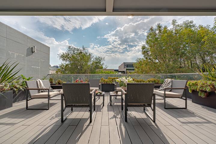 Minimal Zen PH | Iconic Terrace Steps from Masaryk gallery image 5