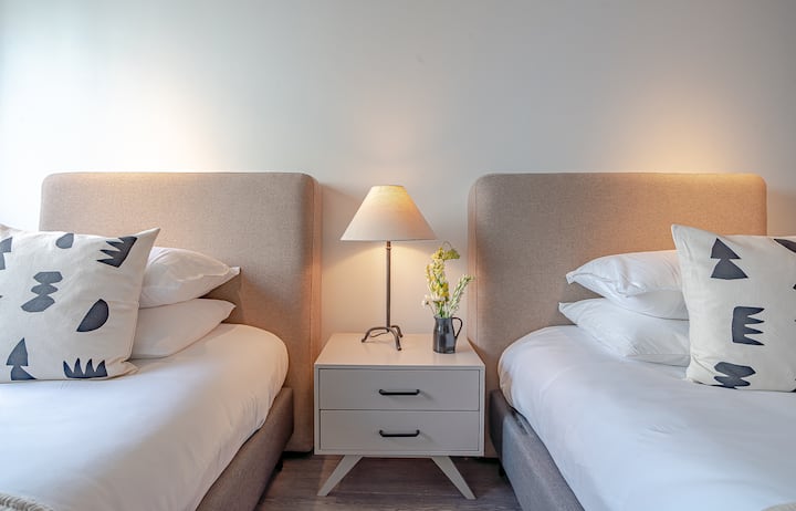 Chumba cha 4 cha kulala - Ghorofa ya Kwanza
Kitanda Pacha 2 
Aina 2 za Starehe za Mito 
Televisheni - Baridi / Moto
Chumba 
Kamili cha Bafu 

Nambari 4 - Ghorofa ya Kwanza 
Vitanda 2 Ind
Aina 2 za Mito 
Televisheni - Kiyoyozi Baridi - Bafu Kamili la Kabati la Joto

