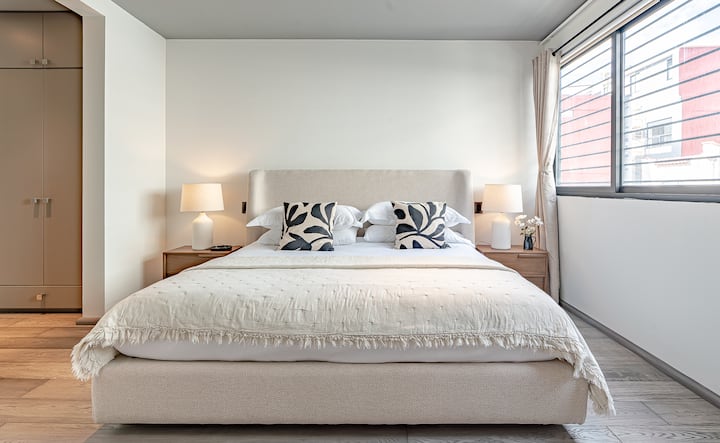 Chumba cha 3 cha kulala - Ghorofa ya Kwanza
King Size Bed 
2 Comfort Types of Pillows 
Televisheni - Baridi / Moto
Bafu Kamili la Kabati la Kutembea 

Chumba Nambari 3 - Ghorofa ya Kwanza 
Aina 2 za Mito 
Televisheni - Kiyoyozi Baridi - Joto
Bafu Kamili la Chumba cha Kuvaa 
