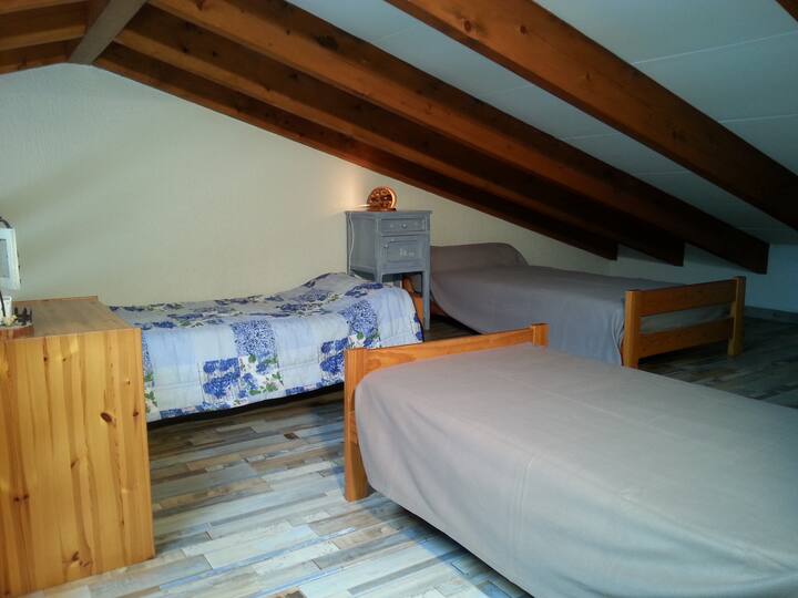 Საძინებელი ანტრესოლზე. 90 + 2 საწოლისგან შემდგარი 3 საწოლი (ქოლგის ჩათვლით).