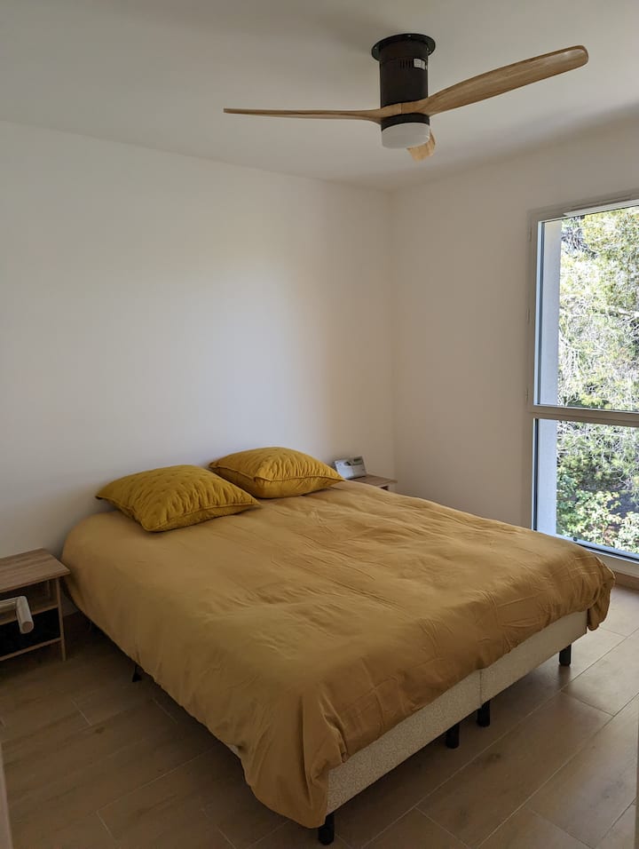 Dy krevate tek mund të mblidhen së bashku për të bërë një krevat dopio në 160X200 cm, me një dyshek për rehati të shtuar. Një varëse rrobash (jo e dukshme në fotografi), me rripa, të lejon të varësh rrobat për kohëzgjatjen e qëndrimit 