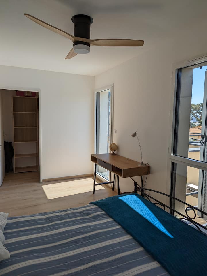 Dhomë gjumi me krevat dopio në 160X200 cm, me tavolinë pune dhe dhomë zhveshjeje 