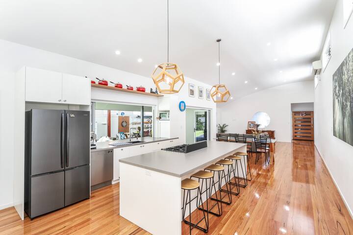 House with pool 350m from beach gallery image 5