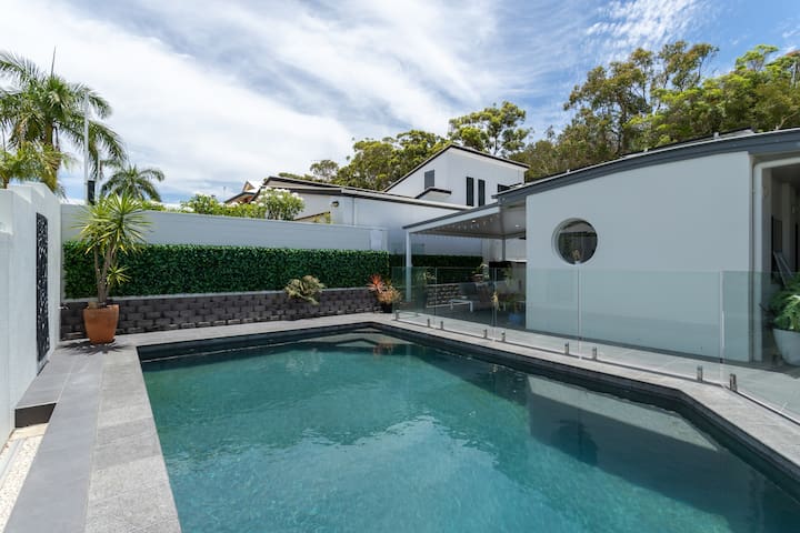 House with pool 350m from beach