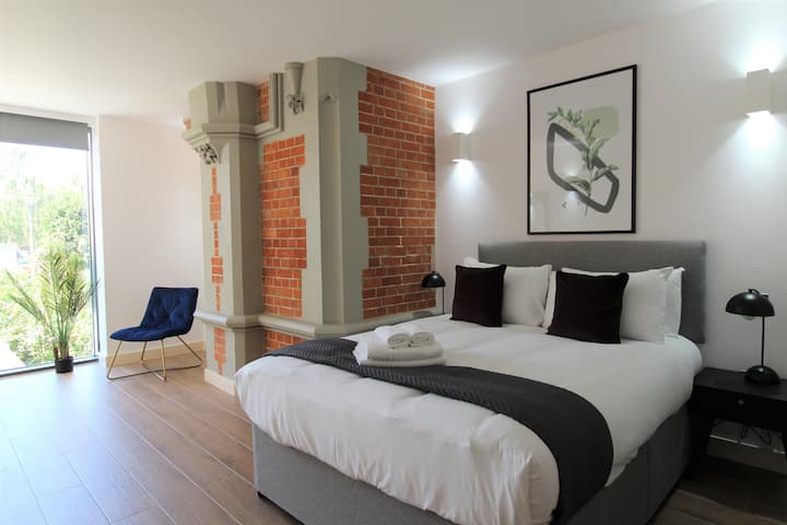 Dormitorios cómodos con muebles elegantes. Algunos apartamentos cuentan con dormitorios con características históricas peculiares.