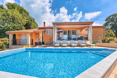 Warm and sunny holidays await in Villa Flora