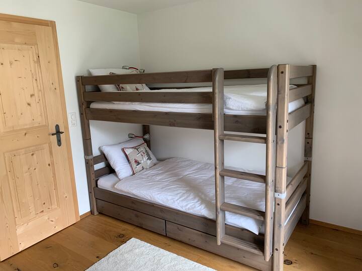 Deuxième chambre avec lits superposés (adapté aux personnes jusqu'à 70 kg)