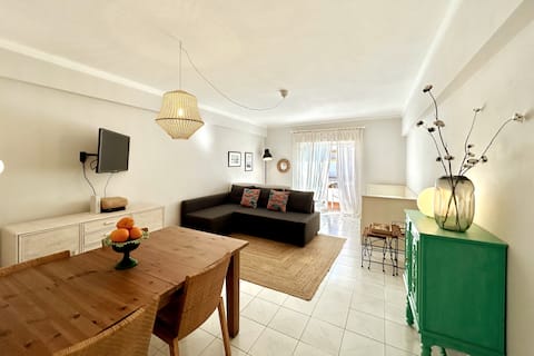 Successful Airbnb property: Casa das Férias, apartment Carvoeiro Beach in Faro