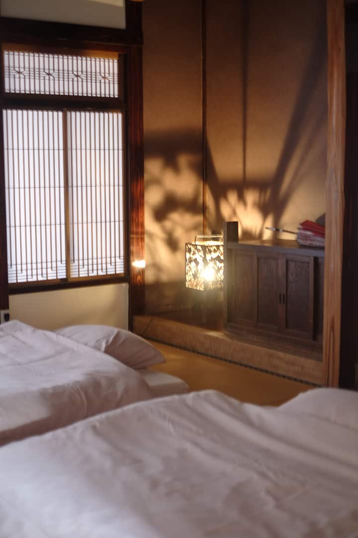 This is the guest room (room) on the 1st floor.This room can accommodate up to 2 people.
There is a Japanese-style room with 8 tatami mats, and it has a small and calm atmosphere.