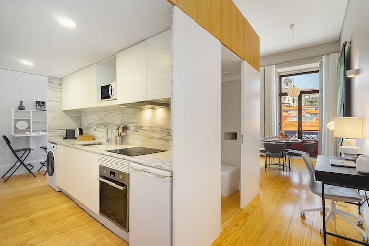 Workspace evidence from Central 1-Bed w/ Top View perfect to Explore Porto