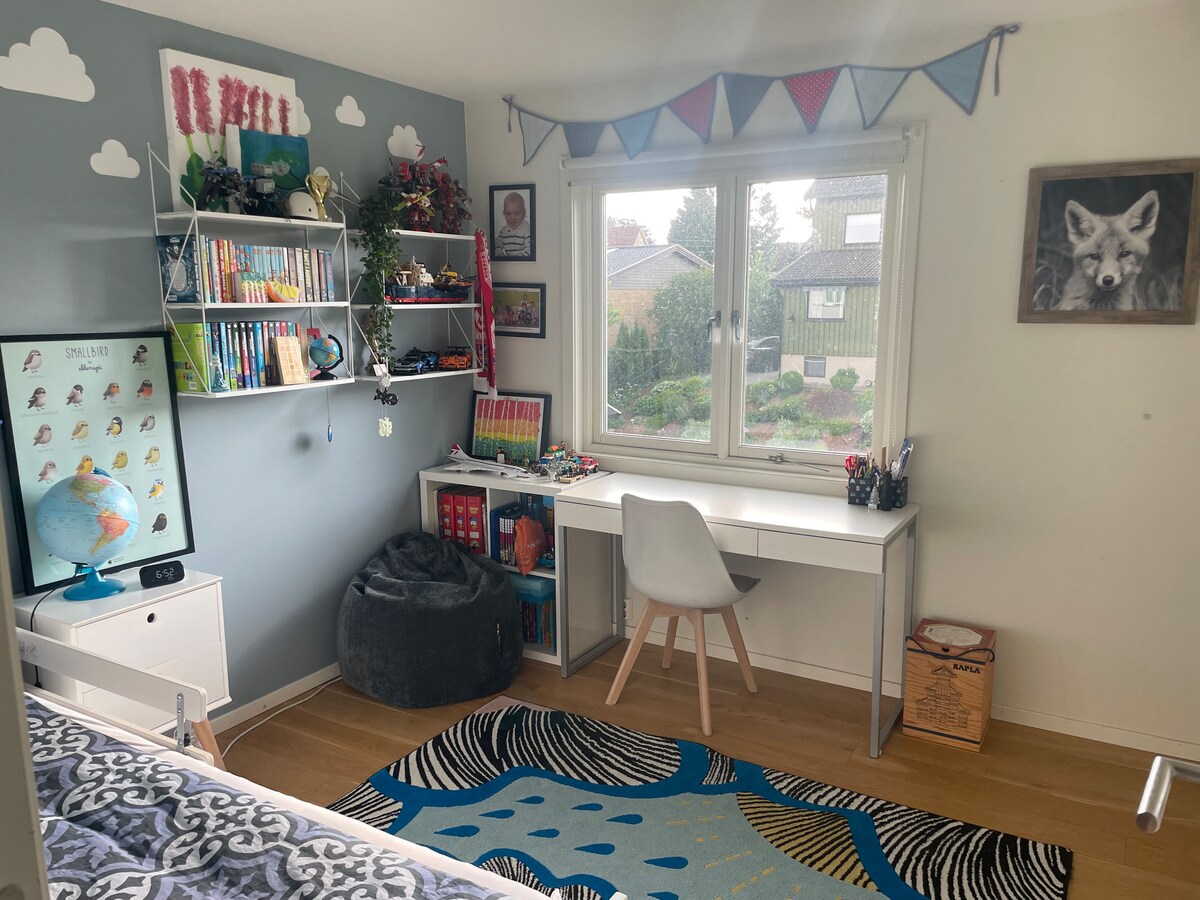 Dječja soba s krevetom za jednu osobu koji se može pretvoriti u bračni krevet.