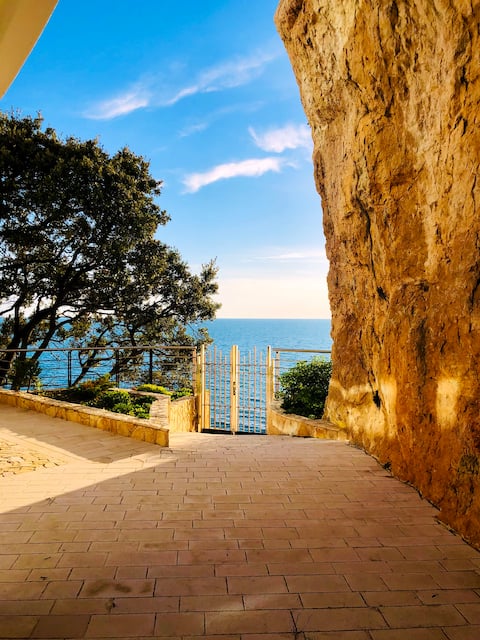 Nella Roccia by CONTiNUUM, Sea View 1BR Apartment