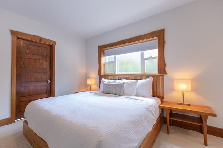 Downstairs bedroom - king bed