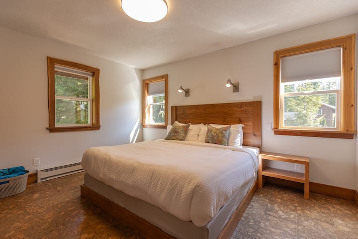 Upstairs bedroom - king bed