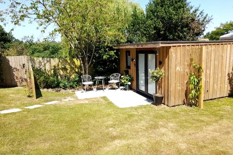 Top performing Airbnb: Cosy garden studio in Wimborne+ parking in Poole