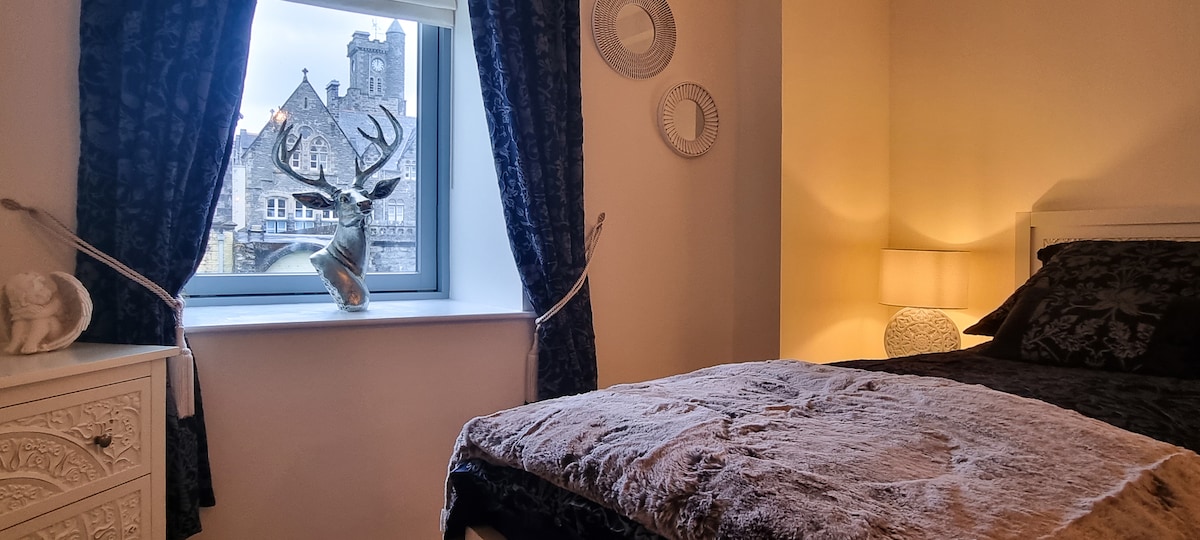 Chumba cha kulala cha watu wawili chenye mwonekano wa mnara  wa kanisa