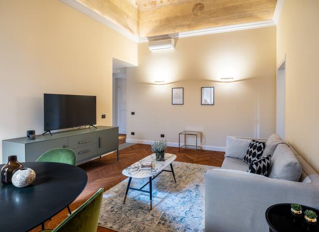 Lux and Bright Apartament in the City Center gallery image 3