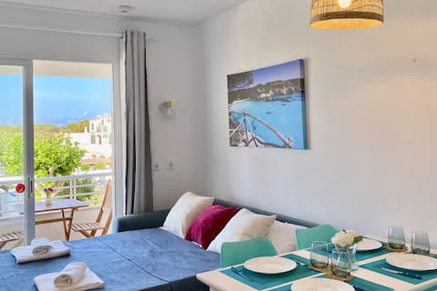 Top Airbnb: Sa Farola | A/C, Wi-Fi, pool, next to the beach en Ciutadella