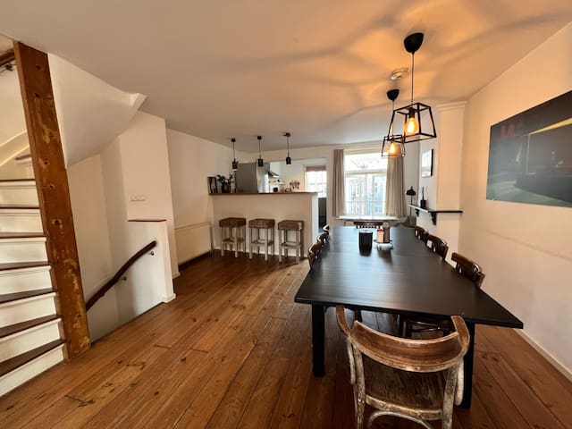 Spacious Family Home in Centre With Roof Terrace