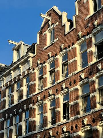Spacious Family Home in Centre With Roof Terrace gallery image 2