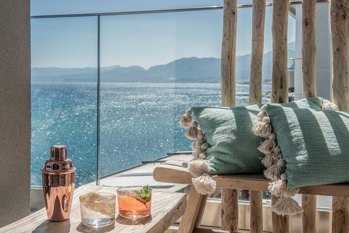 Khroma Luxury Suite 3 beach front apartment gallery image 5