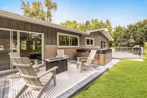 Retro Riverside Retreat, Backyard Oasis, Hot Tub