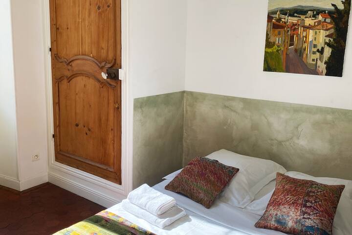 החדר הירוק של המים, טעימה מהאמבטיה המרעננת והמריצה שמגיעה אליכם בקצה הרחוב ללא היסוס לצלול לתוך האמבטיה הזו של רעננות ושלווה.