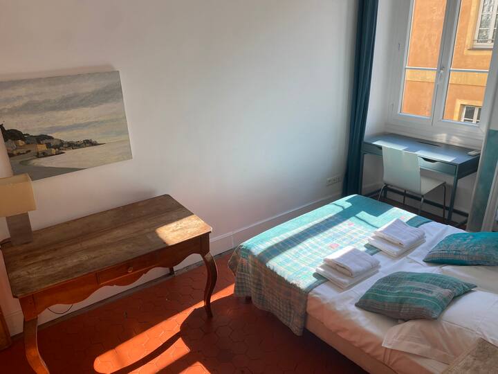 החדר הכחול משגיח על הלילות שלכם במתיקות 