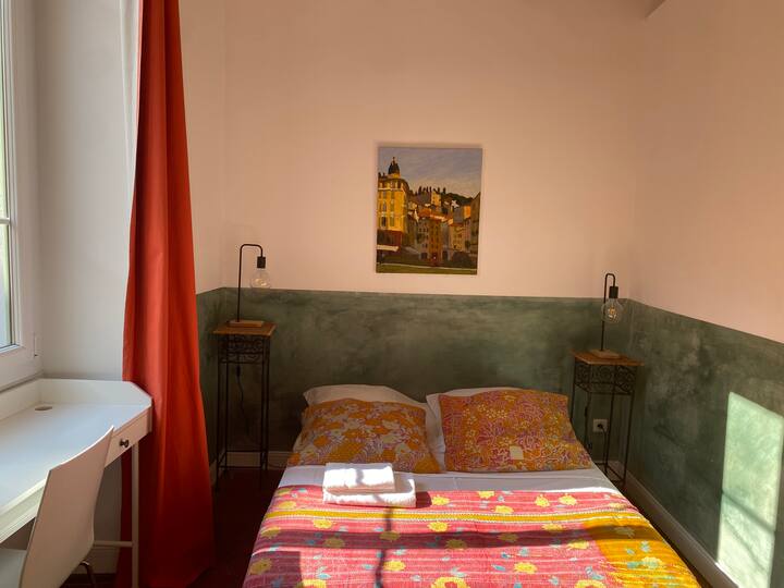 חדר השינה המוזהב עם גוונים של chamaré מערבב פושיאס עמוק וכל הניואנסים של פירות הדרים. סיכום של הגוונים היפים ביותר בפרובאנס.