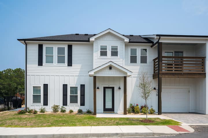 The Lighthouse -Steps To Beach!  Luxury Amenities!