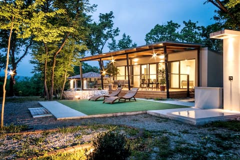 Successful Airbnb property: Lush Romantic Retreat in a private Forest in Vinež