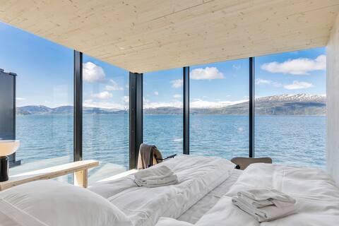 Panoramic cabin right by the fjord!