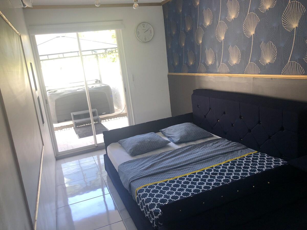 جناح رئيسي مع إمكانية الوصول المباشر إلى المنتجع الصحي والشرفة الخلفية والحديقة ، مخصخصة بالكامل 