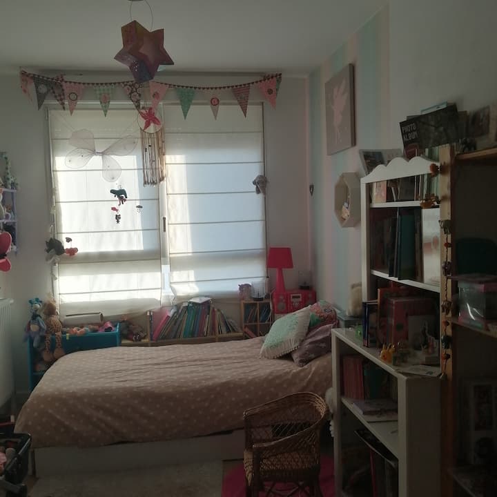 غرفة النوم رقم 2: سرير بمقعد واحد 90 سم × 190 سم
مكتب واحد
(بالإضافة إلى ذلك، يتكشف سخان صغير آخر أيضًا في سرير إضافي لطفل صغير على سبيل المثال) 