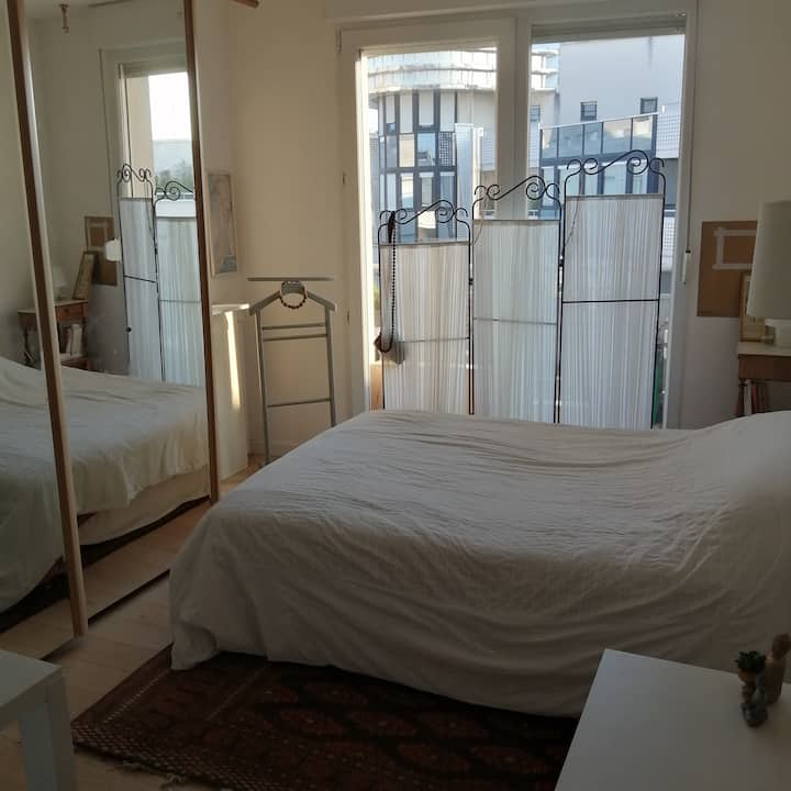 غرفة نوم 1، سرير مزدوج + 1 سرير مظلة للأطفال. خزانة ملابس. مدخل إلى الشرفة